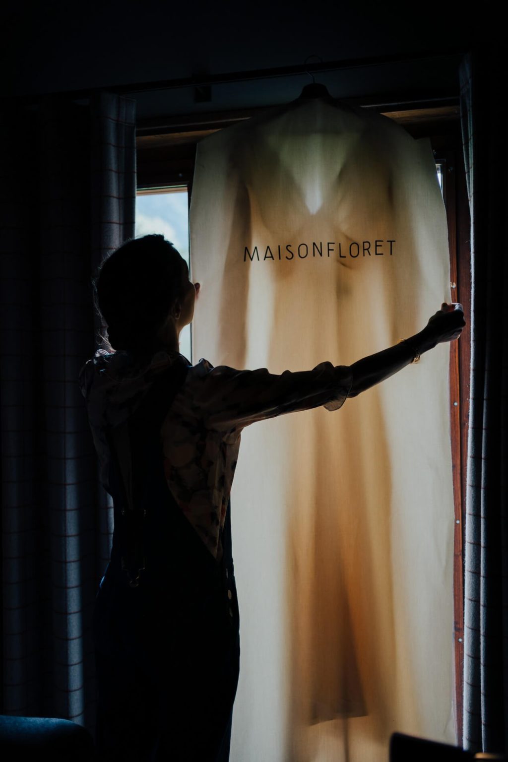 photo de la mariée qui regarde sa robe