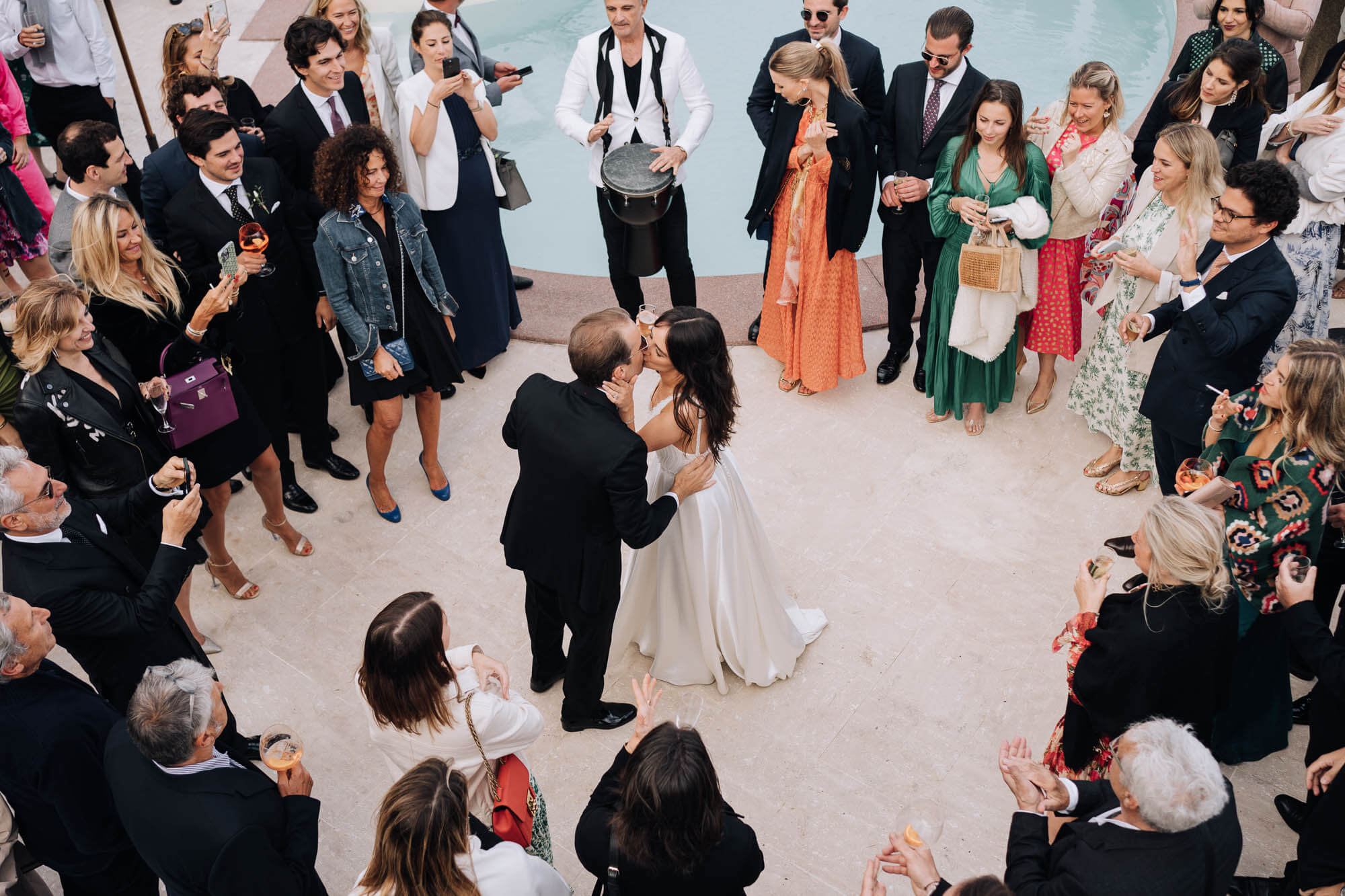 photo de mariage pendants le vin d'honneur à Saint-Tropez