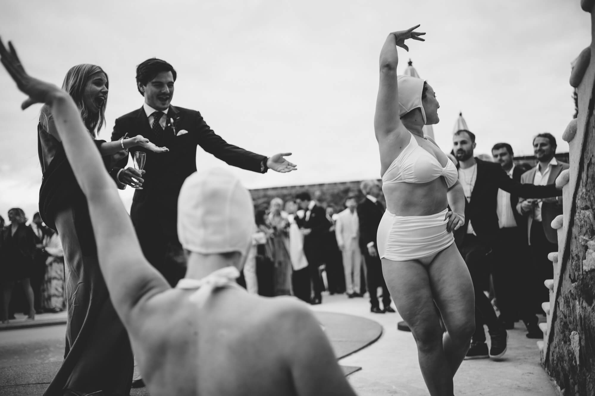 photo de mariage pendants le vin d'honneur à Saint-Tropez