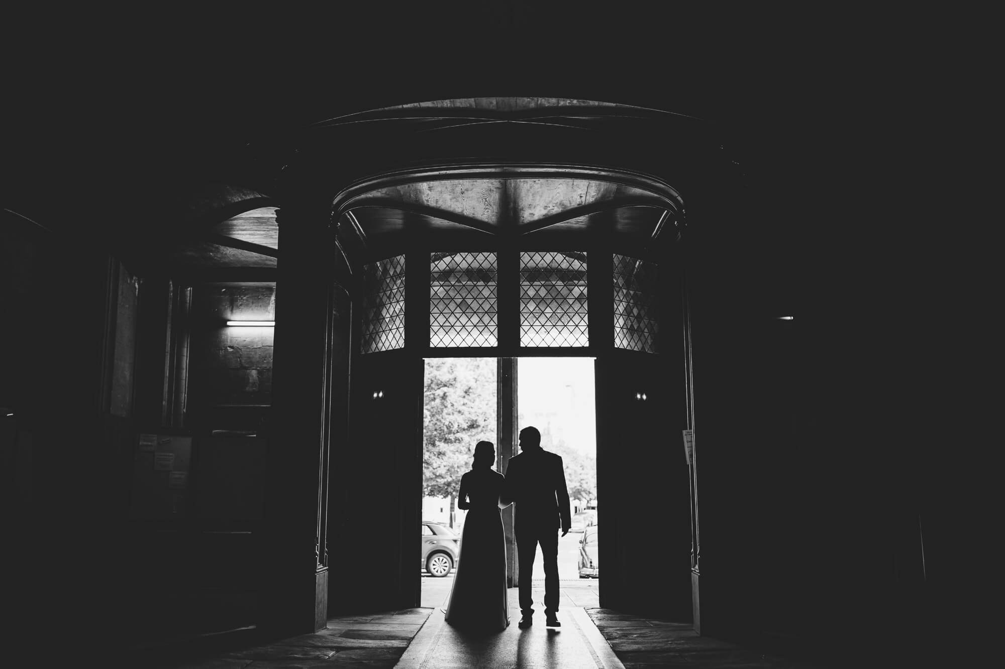 photo de l'entrée des mariés à l'église avant la cérémonie religieuse à Angers